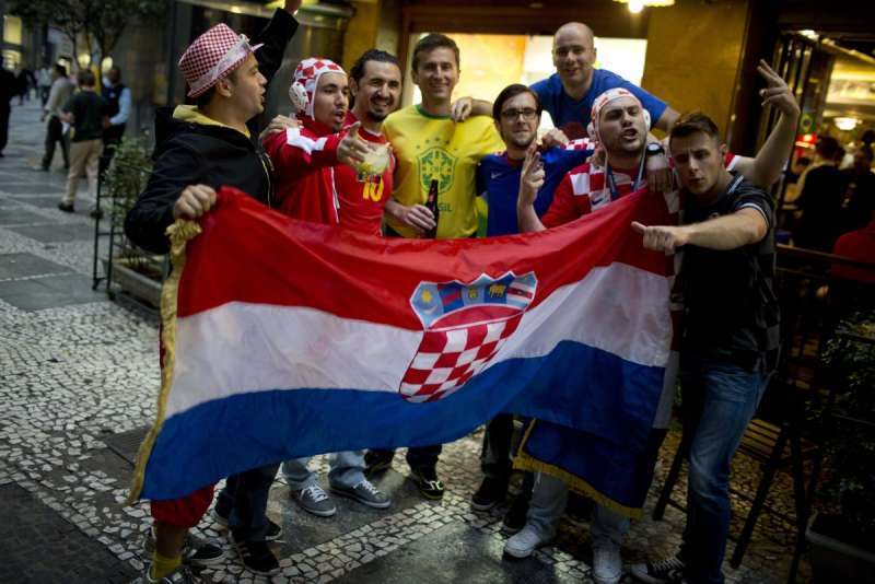 מפגש של אוהדי קרואטיה וברזיל. חגיגה // צילום: אי.פי